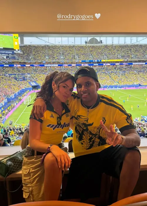 
					Maisa posa em clima de intimidade com Rodrygo em jogo do Brasil; veja
				
				