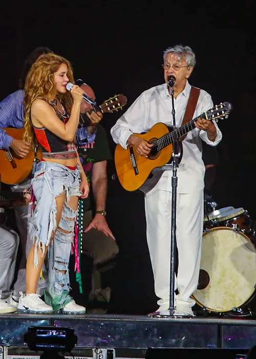 
					Maria Bethânia e Caetano Veloso ensaiam com Shakira para show no Rio
				
				