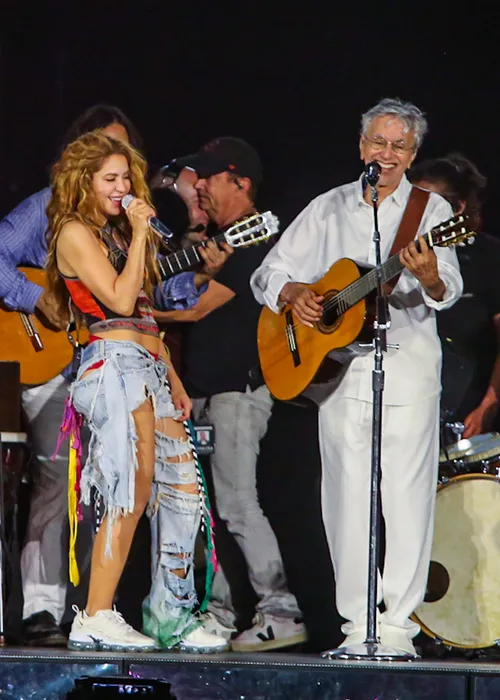 
					Maria Bethânia e Caetano Veloso ensaiam com Shakira para show no Rio
				
				