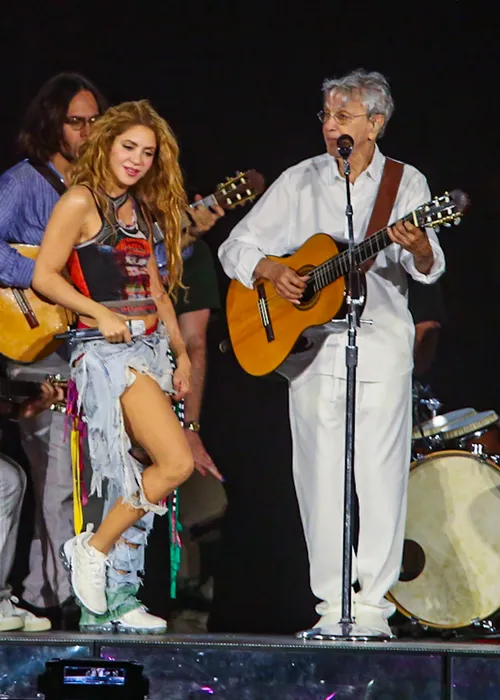 
					Maria Bethânia e Caetano Veloso ensaiam com Shakira para show no Rio
				
				