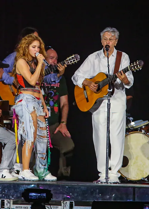 
					Maria Bethânia e Caetano Veloso ensaiam com Shakira para show no Rio
				
				