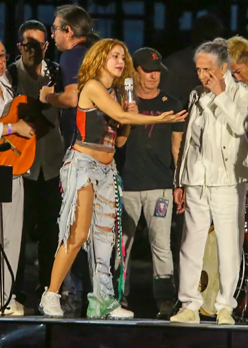 
					Maria Bethânia e Caetano Veloso ensaiam com Shakira para show no Rio
				
				