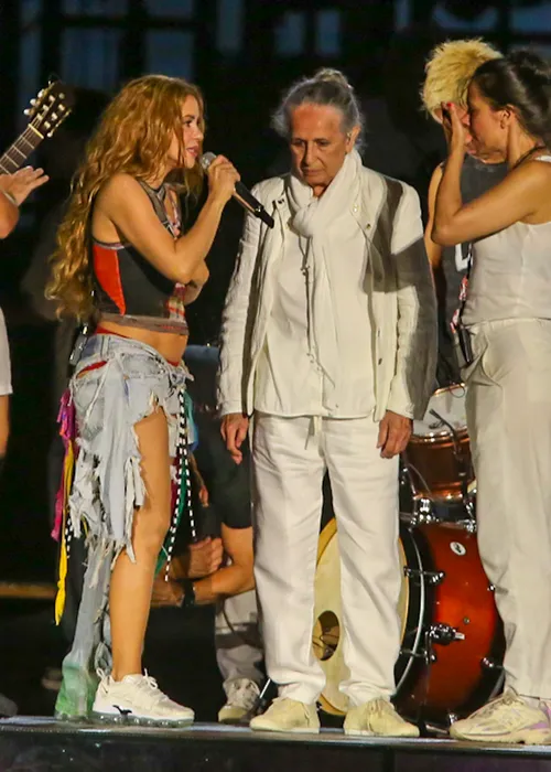 
					Maria Bethânia e Caetano Veloso ensaiam com Shakira para show no Rio
				
				