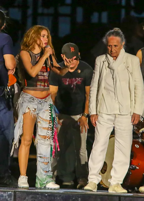 
					Maria Bethânia e Caetano Veloso ensaiam com Shakira para show no Rio
				
				