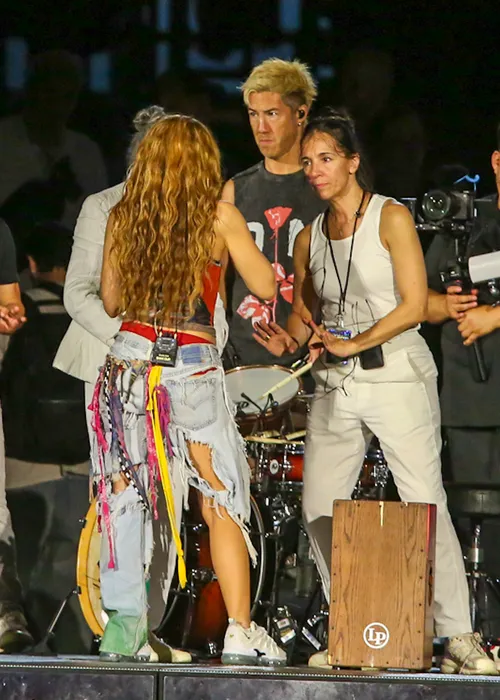 
					Maria Bethânia e Caetano Veloso ensaiam com Shakira para show no Rio
				
				