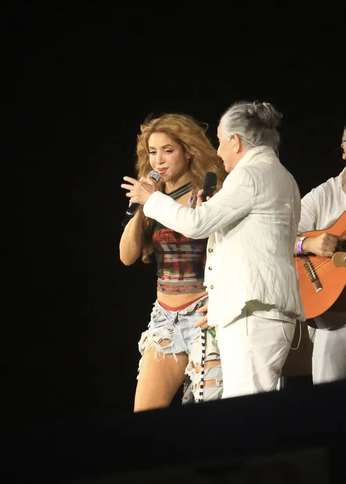
					Maria Bethânia e Caetano Veloso ensaiam com Shakira para show no Rio
				
				
