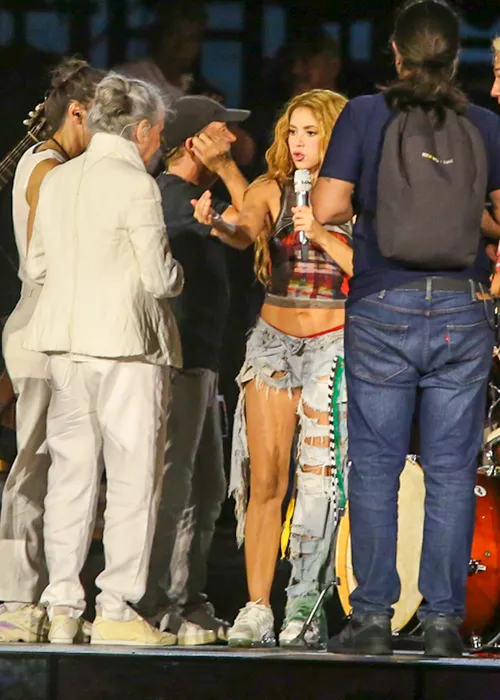 
					Maria Bethânia e Caetano Veloso ensaiam com Shakira para show no Rio
				
				