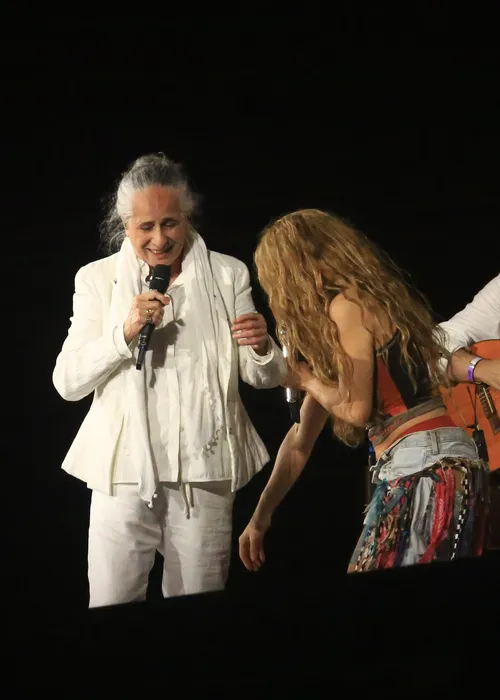 
					Maria Bethânia e Caetano Veloso ensaiam com Shakira para show no Rio
				
				