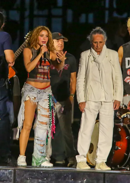 
					Maria Bethânia e Caetano Veloso ensaiam com Shakira para show no Rio
				
				