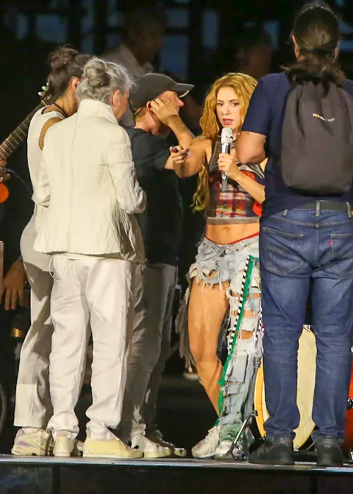 
					Maria Bethânia e Caetano Veloso ensaiam com Shakira para show no Rio
				
				