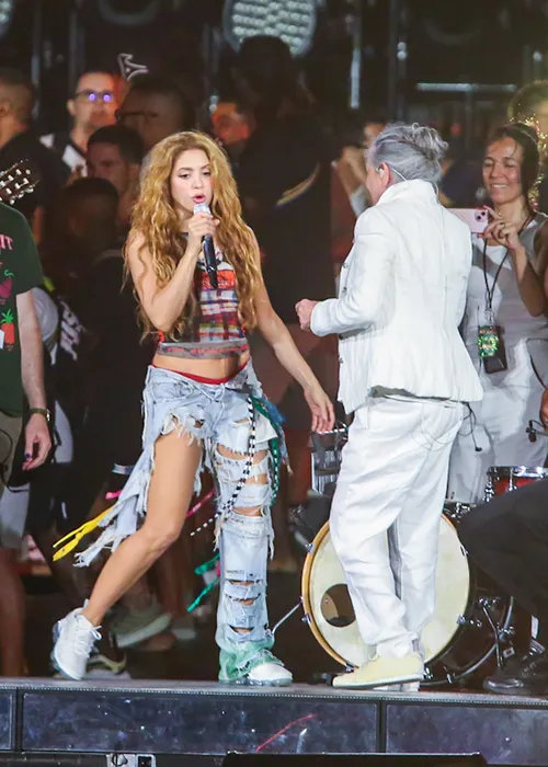 
					Maria Bethânia e Caetano Veloso ensaiam com Shakira para show no Rio
				
				