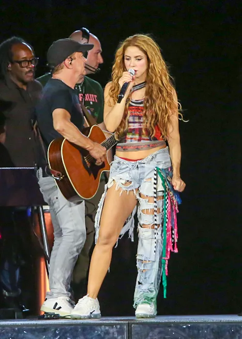 
					Maria Bethânia e Caetano Veloso ensaiam com Shakira para show no Rio
				
				
