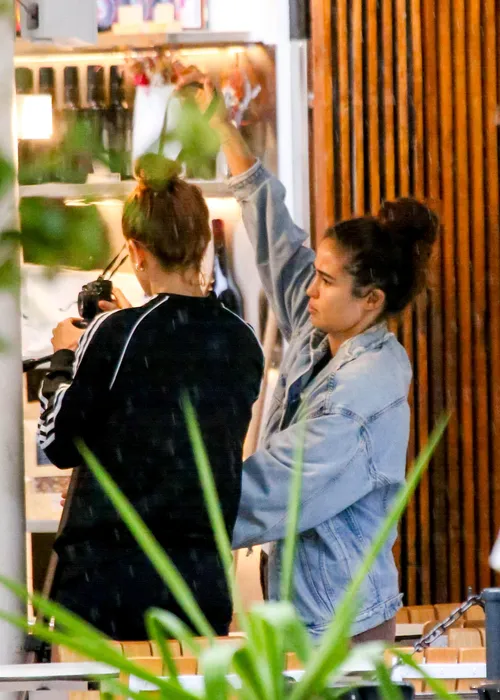 
					Nanda Costa é flagrada com ex de Fran Gil em meio a rumores de affair
				
				