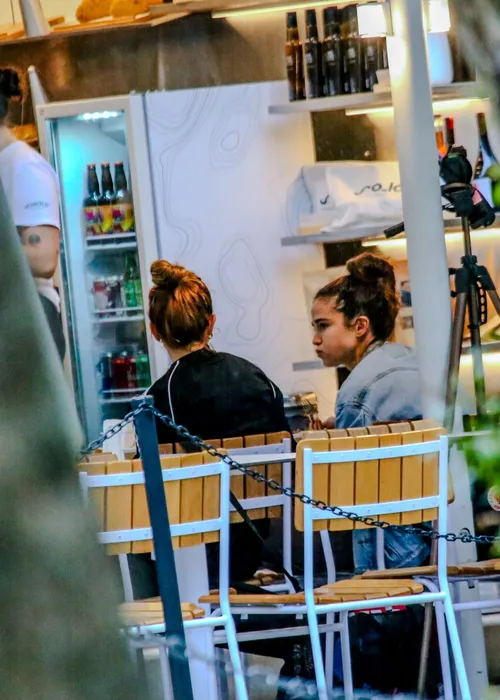 
					Nanda Costa é flagrada com ex de Fran Gil em meio a rumores de affair
				
				