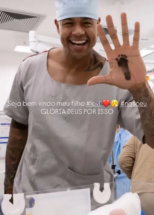 
					Nasce Levi, segundo filho de Lore Improta e Léo Santana
				
				