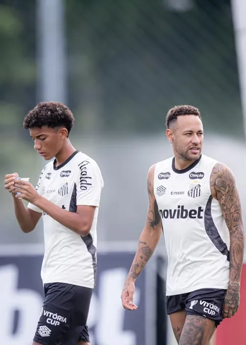 
					Neymar agride filho de Robinho em confusão durante treino do Santos
				
				