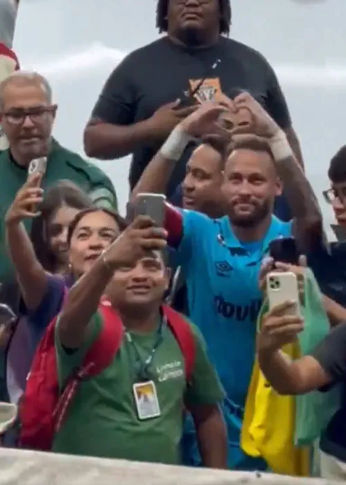 
					Neymar manda beijo para torcedora do Remo e vira piada: 'Deteriorado'
				
				