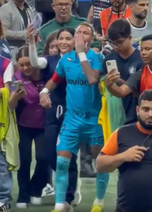
					Neymar manda beijo para torcedora do Remo e vira piada: 'Deteriorado'
				
				