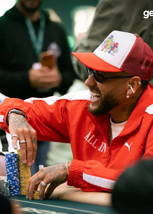 
					Neymar participa de torneio de pôquer durante jogo do Santos
				
				