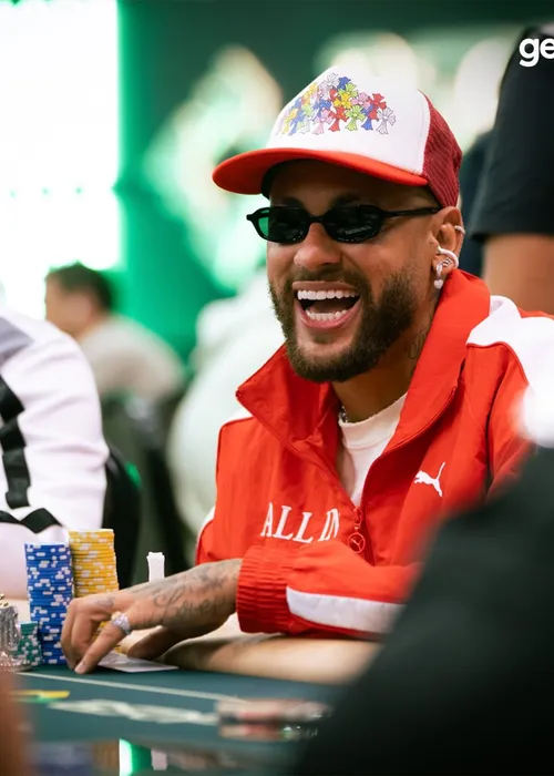 
					Neymar participa de torneio de pôquer durante jogo do Santos
				
				