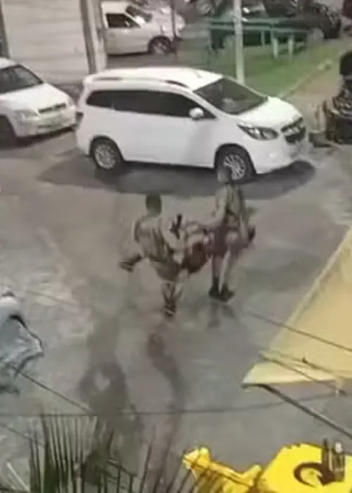 
					PM e dois suspeitos morrem após troca de tiros em Salvador
				
				