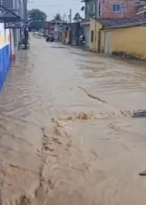 
					Pacientes são transferidos de hospital após fortes chuvas na Bahia
				
				