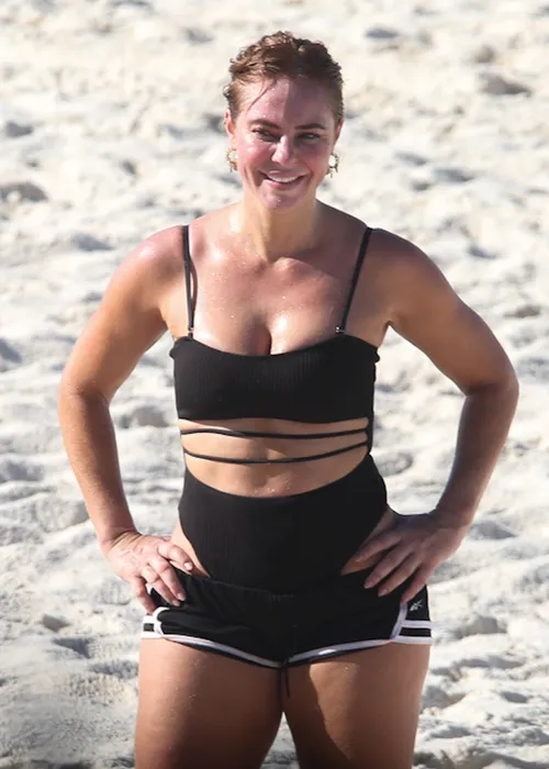 
					Paolla Oliveira faz selfie no mar e passa por 'sufoco'; veja fotos
				
				