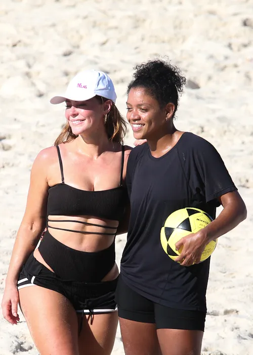 
					Paolla Oliveira faz selfie no mar e passa por 'sufoco'; veja fotos
				
				