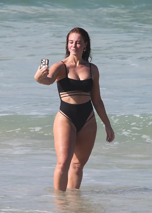 
					Paolla Oliveira faz selfie no mar e passa por 'sufoco'; veja fotos
				
				