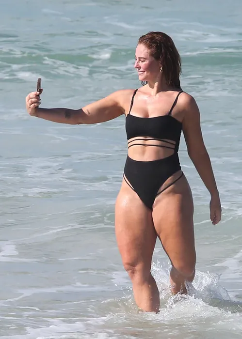 
					Paolla Oliveira faz selfie no mar e passa por 'sufoco'; veja fotos
				
				