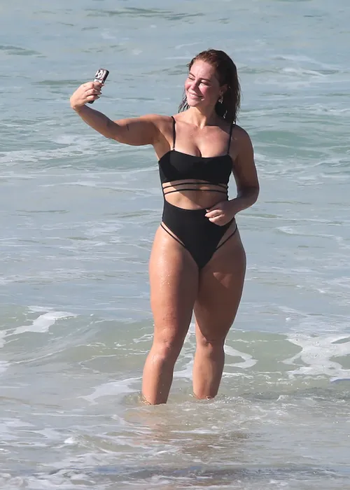 
					Paolla Oliveira faz selfie no mar e passa por 'sufoco'; veja fotos
				
				