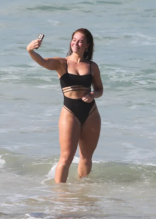 
					Paolla Oliveira faz selfie no mar e passa por 'sufoco'; veja fotos
				
				