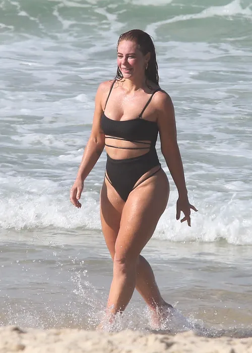 
					Paolla Oliveira faz selfie no mar e passa por 'sufoco'; veja fotos
				
				