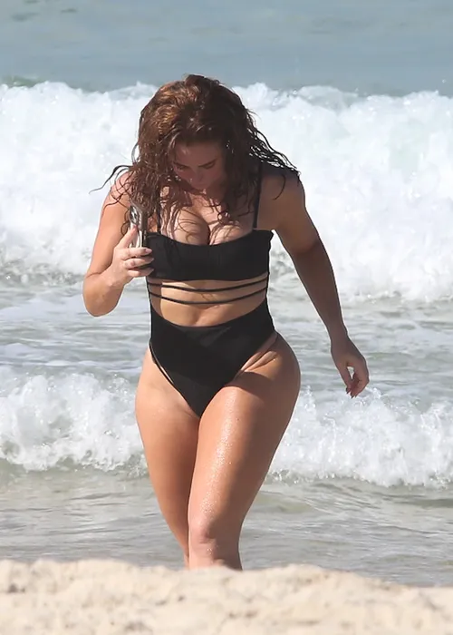 
					Paolla Oliveira faz selfie no mar e passa por 'sufoco'; veja fotos
				
				