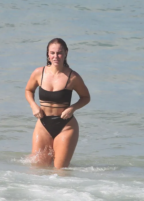 
					Paolla Oliveira faz selfie no mar e passa por 'sufoco'; veja fotos
				
				