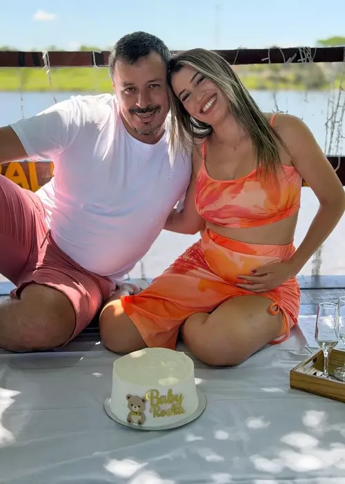 
					Quem é Ivan Rocha, do Trisal Rochas? Motoboy tem 6 esposas, 2 grávidas
				
				