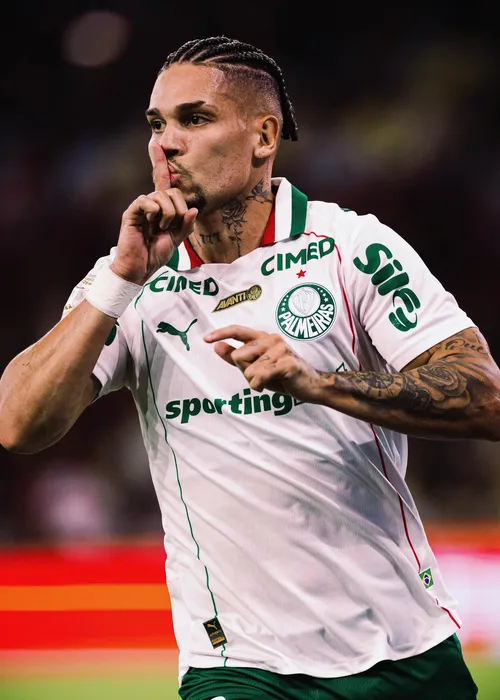 
					Rainha de Bateria da Viradouro vive affair com craque do Palmeiras
				
				