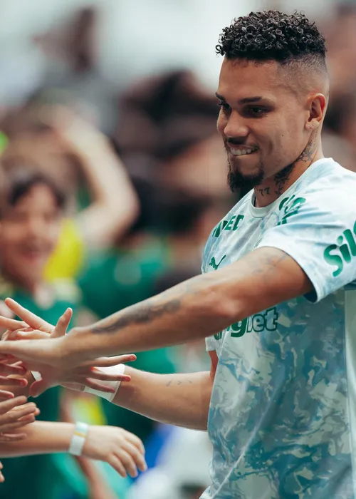 
					Rainha de Bateria da Viradouro vive affair com craque do Palmeiras
				
				