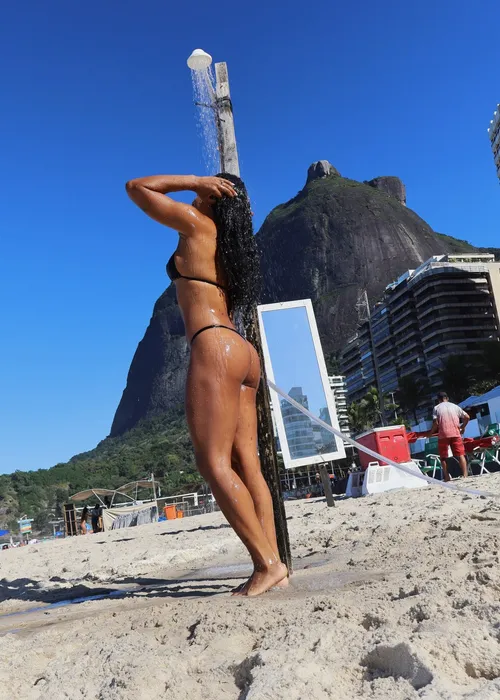
					Rebeca Andrade se declara à empresária em dia de sol no RJ
				
				