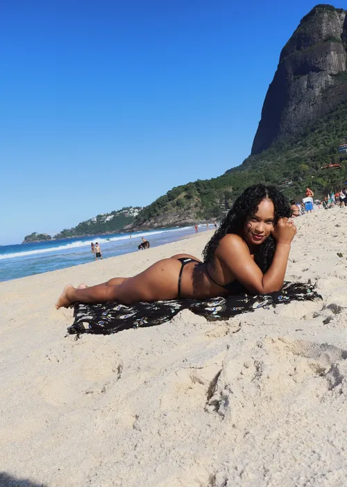
					Rebeca Andrade se declara à empresária em dia de sol no RJ
				
				