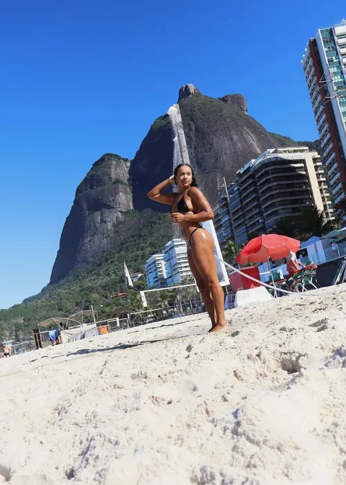 
					Rebeca Andrade se declara à empresária em dia de sol no RJ
				
				