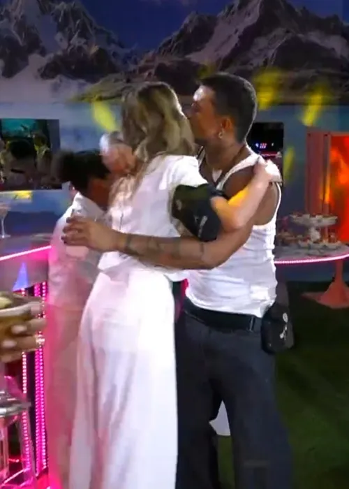 
					Resumo BBB 26: flerte de Ana Paula e Xamã, beijo e punição gravíssima
				
				