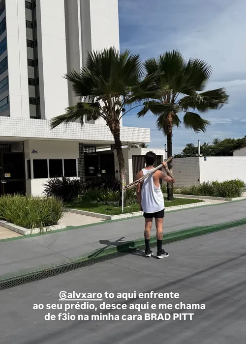 
					Rico Melquiades surge armado na porta de Álvaro Xaro após crítica
				
				