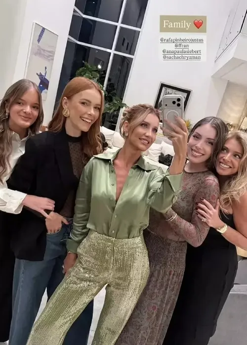 
					Roberto Justus surpreende ao reunir Ana Paula Siebert e ex em festa
				
				