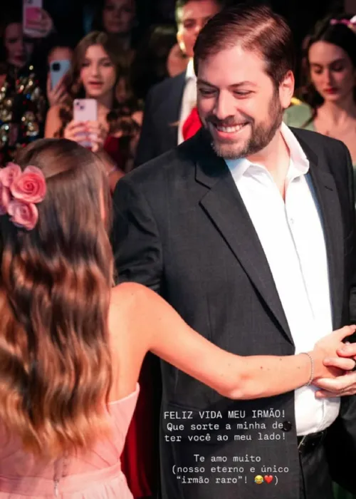 
					Roberto Justus surpreende ao reunir Ana Paula Siebert e ex em festa
				
				