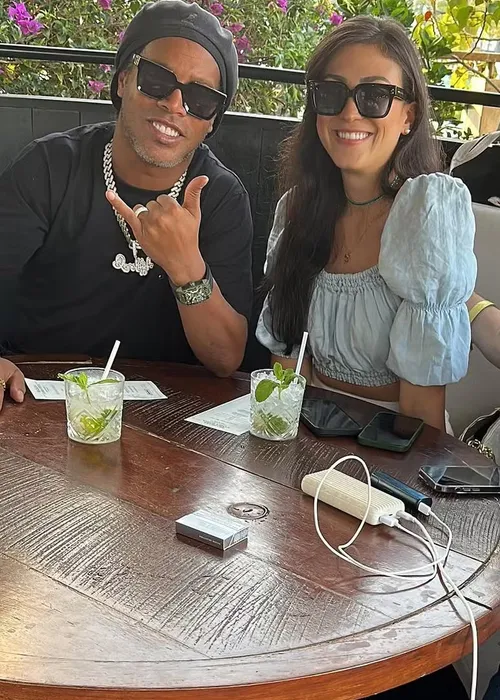 
					Ronaldinho Gaúcho vive romance secreto com aeromoça há cinco anos
				
				