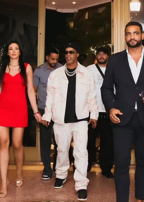 
					Ronaldinho Gaúcho vive romance secreto com aeromoça há cinco anos
				
				
