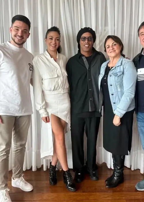 
					Ronaldinho Gaúcho vive romance secreto com aeromoça há cinco anos
				
				