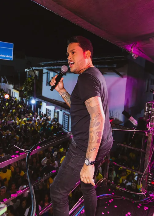 
					São João 2026: Thiago Aquino domina a primeira noite em Cruz das Almas
				
				