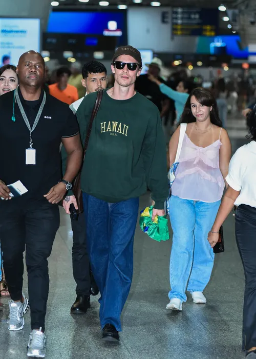 
					Sem Bruna Marquezine, Shawn Mendes dá show no aeroporto do Rio
				
				